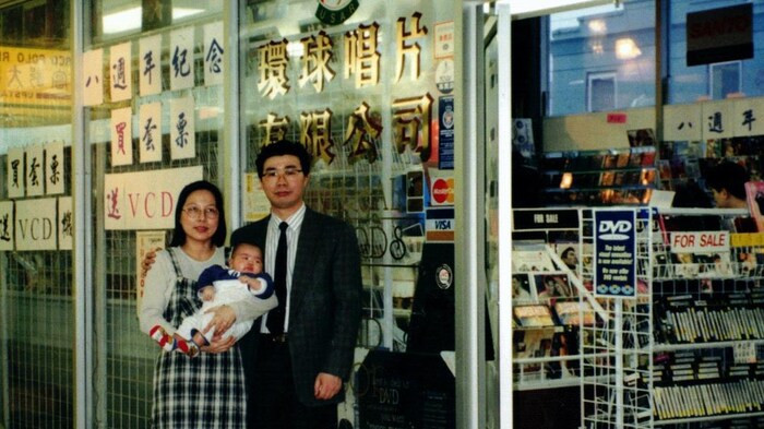 未注明时间的照片中,黄福斌与妻子抱着还是婴儿的Jolie Hoang,背后是环球影音公司原址。