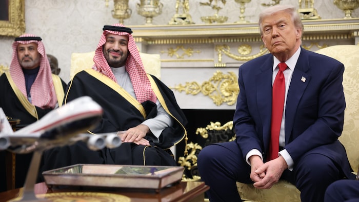 Le prince héritier saoudien Mohamed Ben Salmane et le président Donald Trump assis dans le bureau Ovale.