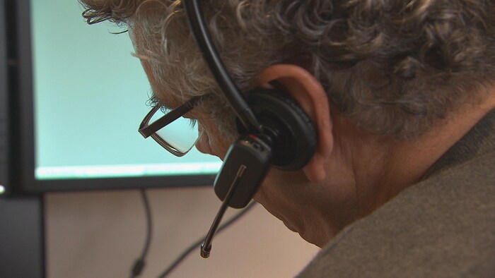 Un bénévole au téléphone.