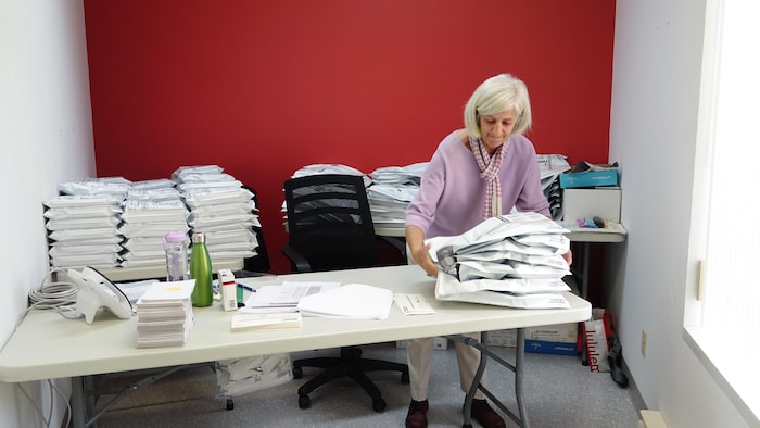 Josée Rioux prends des enveloppes.
