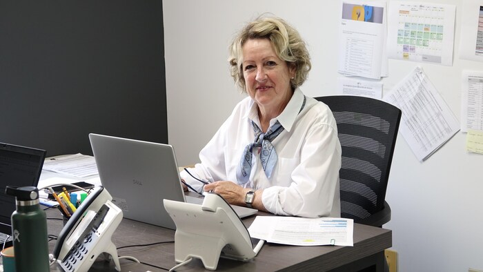 Rachelle Essiambre, assise à son bureau.