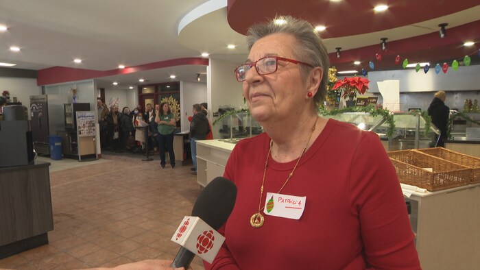 Patricia Raynaud, bénévole, est en entrevue avec Radio-Canada.