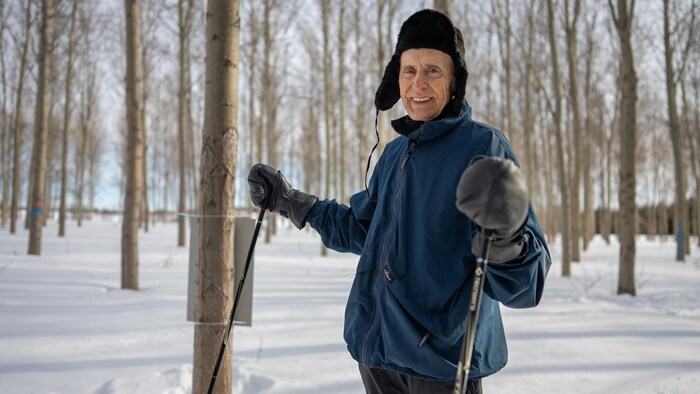 Un octogénaire souriant en ski de fond.