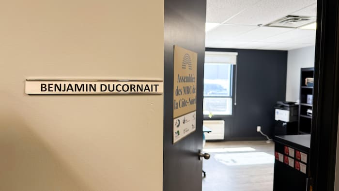 Le nom de Benjamin Ducornait placé à l'entrée de son bureau.