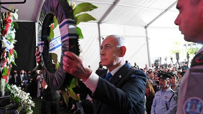 Le premier ministre israélien Benyamin Nétanyahou dépose une gerbe lors de la cérémonie commémorative marquant le troisième anniversaire de l'attaque du Hamas du 7 octobre 2023, au cimetière du mont Herzl à Jérusalem, le 5 octobre 2026.