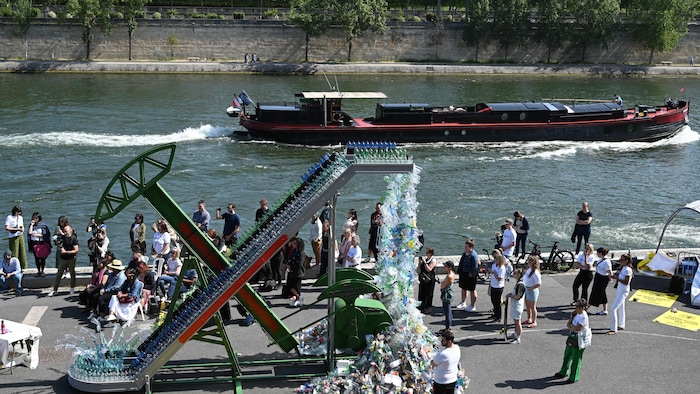 Une installation déverse du plastique sur un quai de la Seine à Paris.