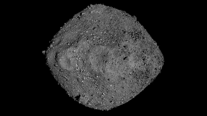 Cette mosaïque de Bennu a été créée à partir des observations effectuées par la sonde OSIRIS-REx de la NASA.