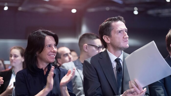 Benoit Charrette et Valérie Plante applaudissent.