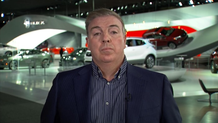 Benoît Charrette, journaliste automobile et rédacteur en chef de « L'Annuel de l'automobile », au Salon de l'automobile de Détroit en entrevue avec Radio-Canada 