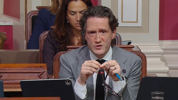 Le ministre des Transports et de la Mobilité durable, Benoit Charette, au salon rouge de l'Assemblée nationale