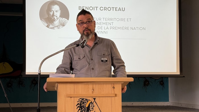 Benoit Croteau sur une scène pour lire un discours.