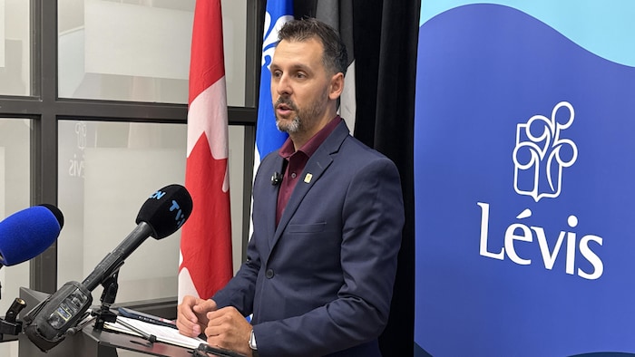 Benoit Forget-Chiasson en conférence de presse.