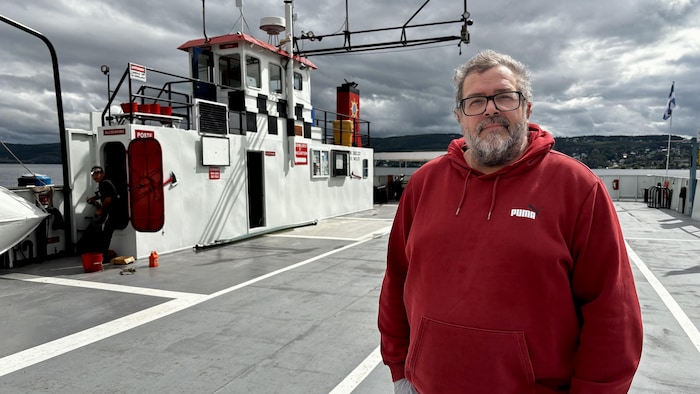 Benoit Giguère prend la pose sur le pont du traversier Corégone