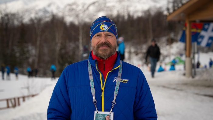 Portrait de Benoit Havard avec sa tenue des Jeux d'hiver de l'Arctique 2024, à Mat-Su en Alaska.