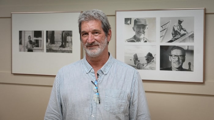 Benoît Léger aux bureaux de la municipalité de Natashquan. 