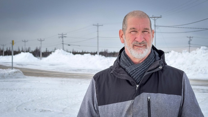 Un homme avec un manteau d'hiver. 