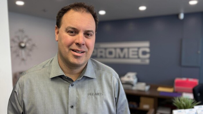 Un homme pose pour la photo. 