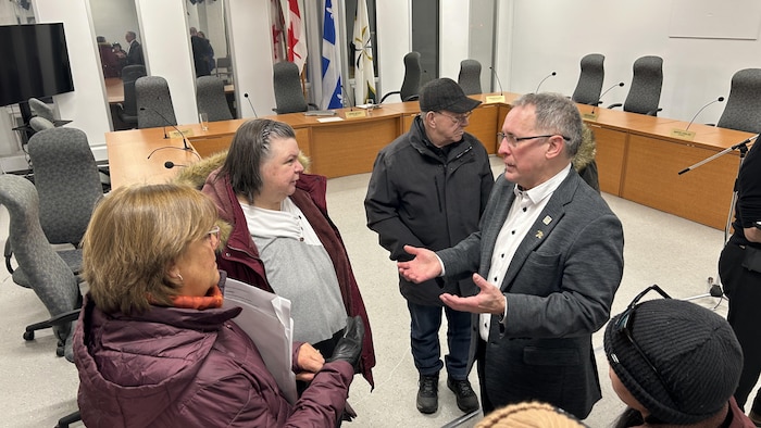 Benoit Méthot discute avec des gens.