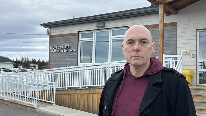 Benoit de Mulder est devant la mairie de Rivière-au-Tonnerre.