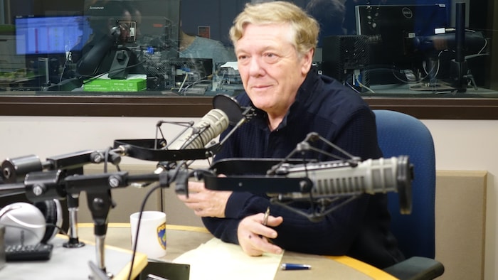 Benoit Pelletier parle au micro dans un studio de radio.