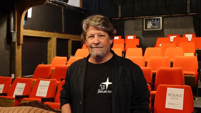 Benoît Pilon photographié dans la salle de cinéma du Centre d'art de Percé.