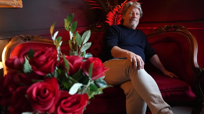 Benoît S. Pilon assis sur un sofa.