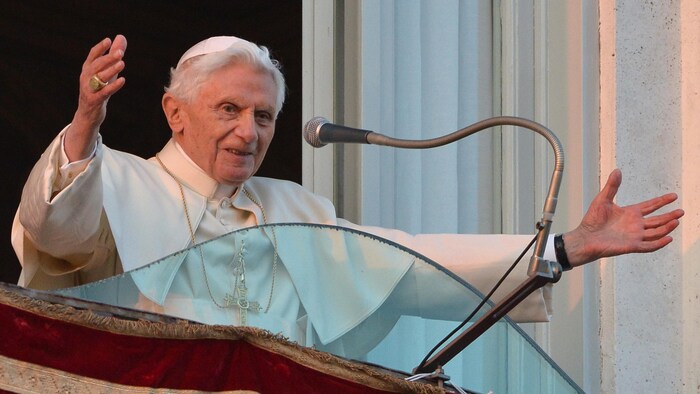 Benoît XVI saluant la foule depuis un balcon.