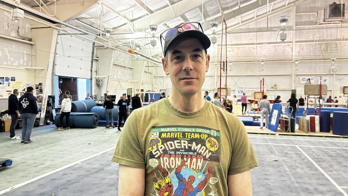 Le président de Rikigym, Benoit Yves Thériault, lors du déménagement des installations vers un lieu temporaire.
