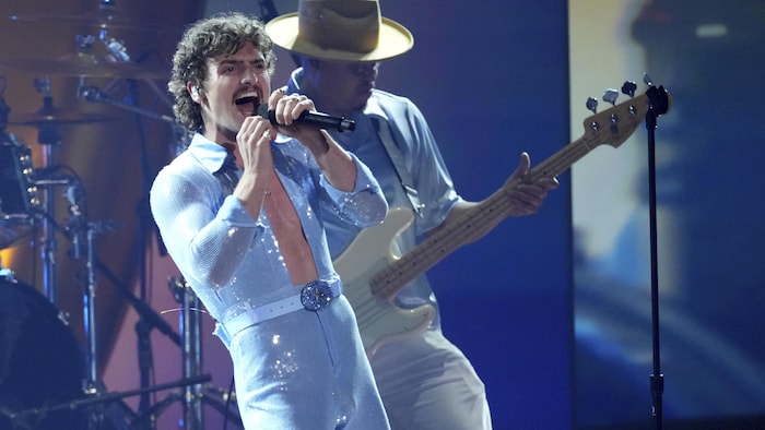 Le chanteur est sur scène.