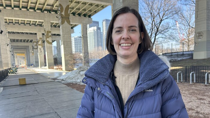 Jennifer Poon, résidente du quartier de Fort York, devant le Bentway, où se déroulera le Fan Festival qui attend plus de 20 000 personnes.