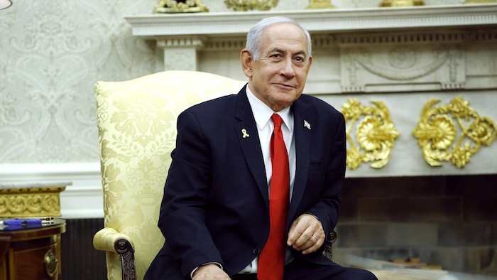 Le premier ministre israélien Benyamin Nétanyahou assis dans un fauteuil à la Maison-Blanche.