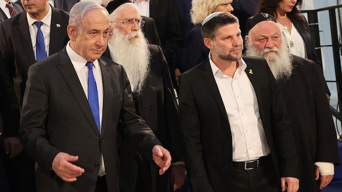 Benyamin Nétanyahou et Bezalel Smotrich avec d'autres membres du cabinet israélien.
