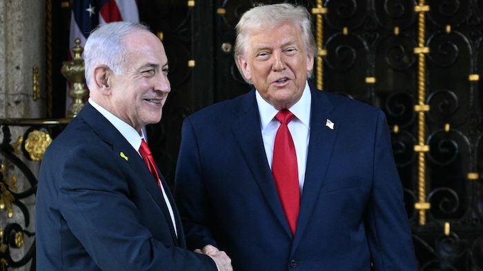 Le président des États-Unis, Donald Trump, accueille le premier ministre d'Israël, Benjamin Netanyahou, à son arrivée à la résidence de Trump, Mar-a-Lago, à Palm Beach, en Floride, le 29 décembre 2025.