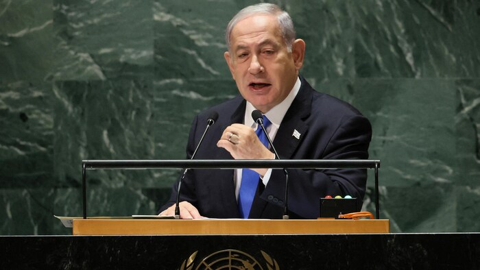 Benyamin Nétanyahou parle au micro à l'ONU.
