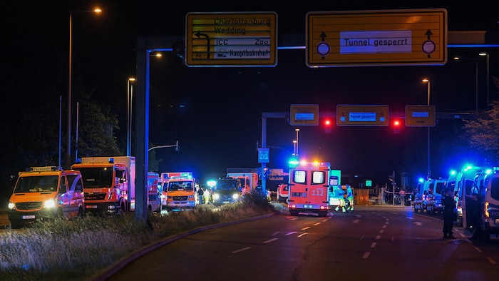 Des véhicules d'urgence stationnés au milieu de la nuit.