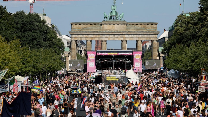 Plusieurs personnes ont participé aux célébrations de la Fierté à Berlin, le 25 juillet 2026.