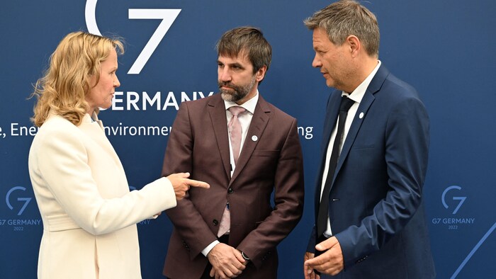 Steven Guilbeault entouré des ministres allemands Steffi Lemke et Robert Habeck lors du sommet du G7 à Berlin.
