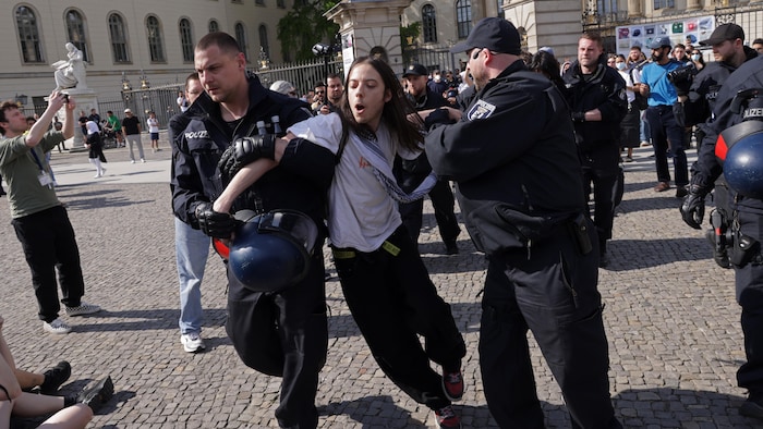 Un manifestant propalestinien se fait expulser du campus de l'université Humboldt, à Berlin, le 3 mai 2024.