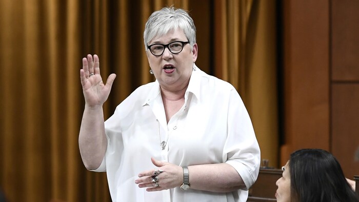 Debout à la Chambre des communes, Bernadette Jordan lève la main droite.