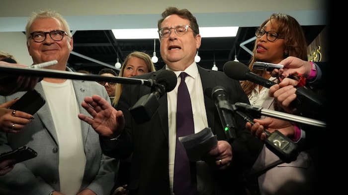 Bernard Drainville en mêlée de presse.