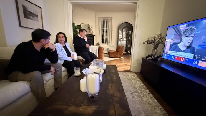 Le ministre sortant Bernard Drainville qui regarde les résultats avec sa famille.