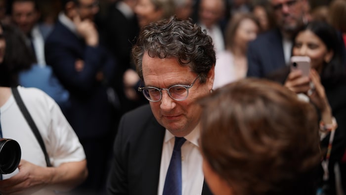 Bernard Drainville regardant Christine Fréchette.