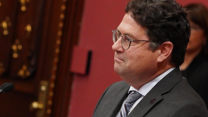 Le visage de Bernard Drainville lors de sa cérémonie d'assermentation
