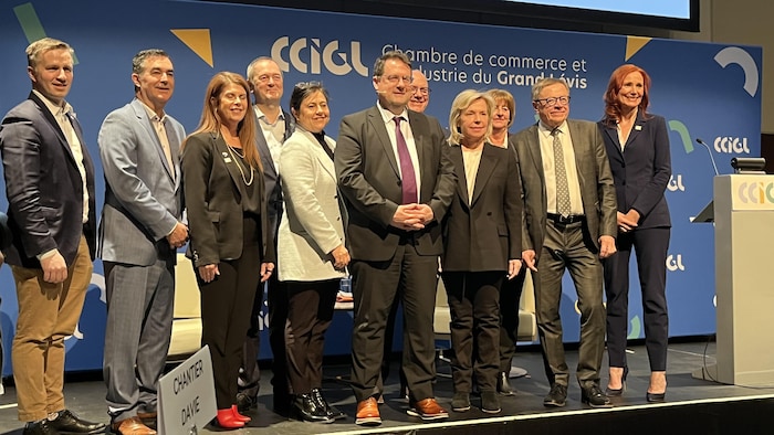 Bernard Drainville sur scène avec des membres de Chambre de commerce et d’industrie du Grand Lévis, la députée Martine Biron et le maire Gilles Lehouillier.