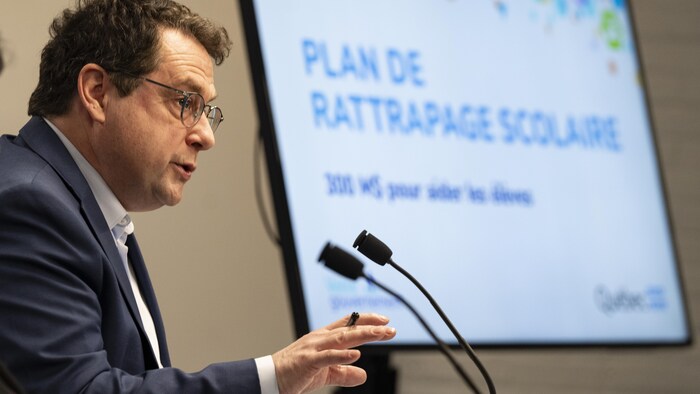 Le ministre de l'Éducation du Québec, Bernard Drainville, en conférence de presse.