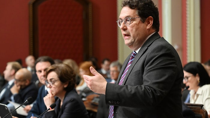 Le ministre Drainville prend la parole pendant la période de questions.