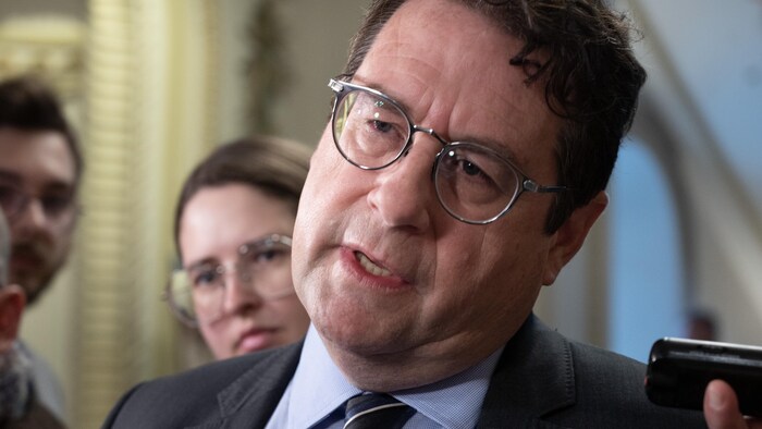 Gros plan de Bernard Drainville.