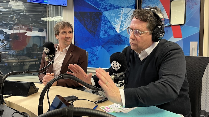 Bernard Drainville parle au micro.
