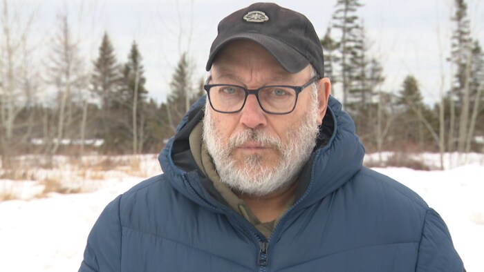 Bernard Ferron devant un paysage hivernal.