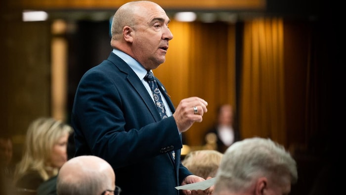 Bernard Généreux se lève pour parler en Chambre durant la période de questions le 11 mai 2023.